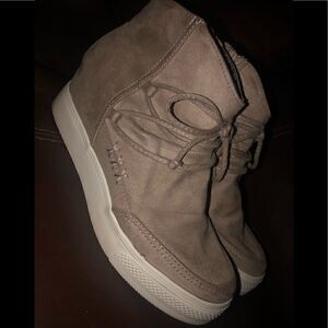Very G zip up super soft boots ,tan color. Size 8.5